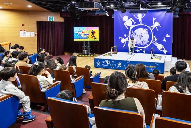 옷 만들고, 로봇쇼 보고, 비행기 조종… 박물관은 재미 있다 썸네일