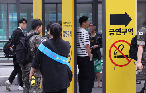 서울역 광장 ‘노담’… “지정 구역서 흡연하세요” 썸네일