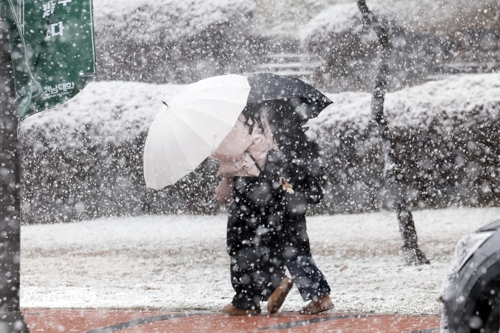 “주말엔 집콕만이 살길”…‘눈폭탄’ 덮치고 일요일부턴 강력 한파 썸네일