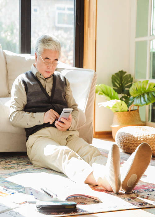 스마트폰에 푹 빠진 어르신들… 70대 이상 목디스크 50% 급증 썸네일