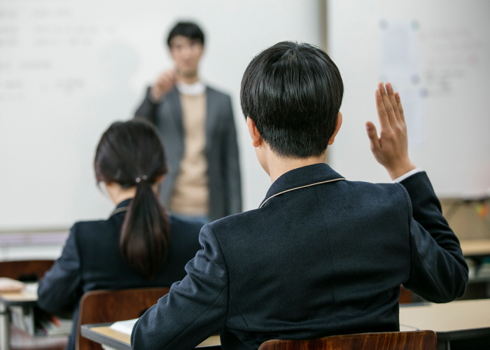‘한벌 34만원’ 정장교복 없앤다 썸네일