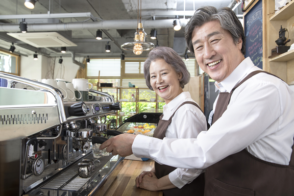 삼성전자 퇴직 61세 깜짝 근황…8000조 판 흔들 ‘욜드족’ 뜬다 썸네일