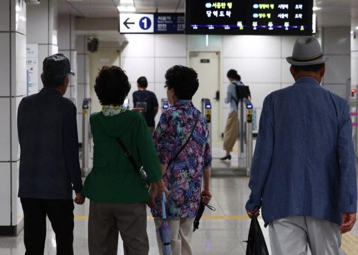 지하철 무임승차 70세 시동… 서울시 ‘교통복지 새판짜기’ 썸네일