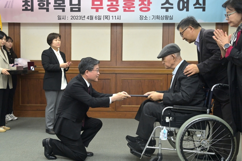 6.25 무공훈장 수여행사 사진