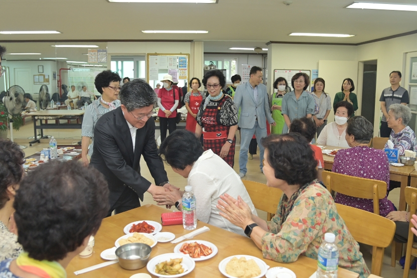 약수하이츠 경로당 말복맞이 삼계탕 나눔행사 사진