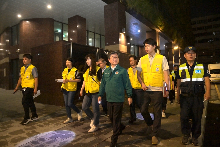 구청장, 내지역 지킴이 합동 야간순찰 사진