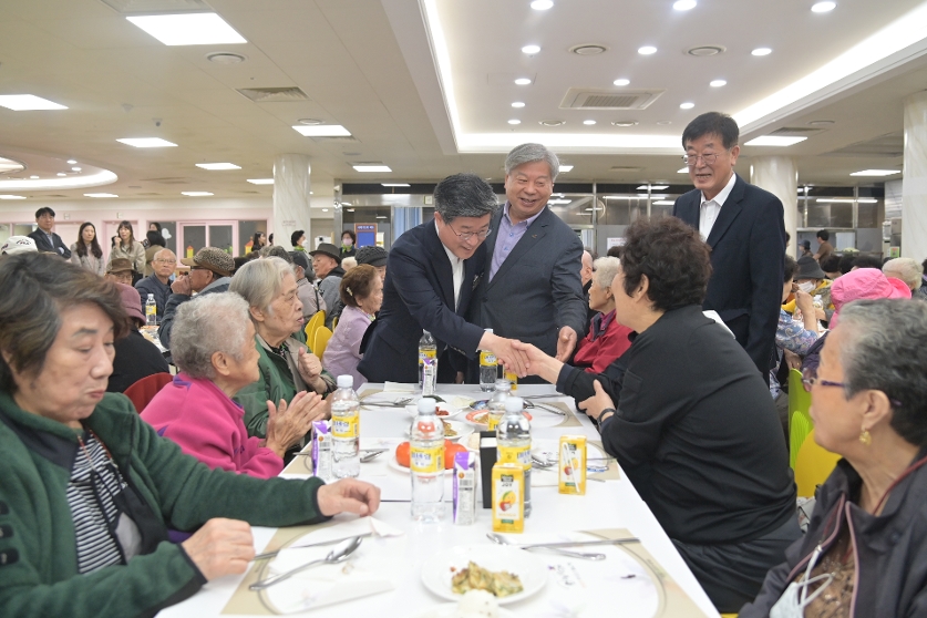 청구동 경로잔치  사진