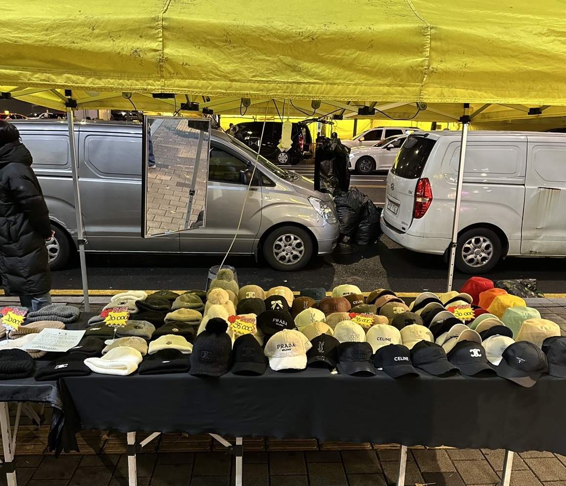 동대문 새빛시장 '노란천막' 기습 단속…위조상품 864점 무더기 압수 썸네일