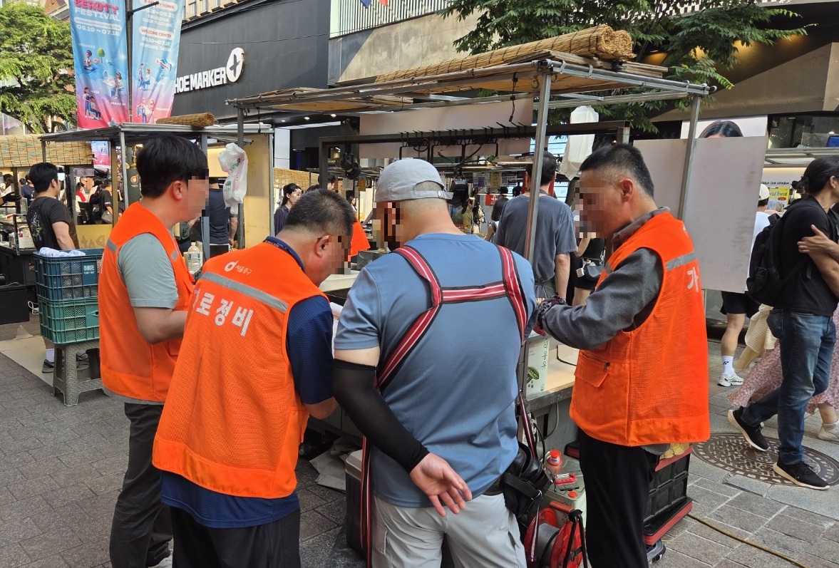 명동 거리가게 먹거리 위생 '정조준'… '선제적 수거검사'로 사각지대 없앤다 썸네일