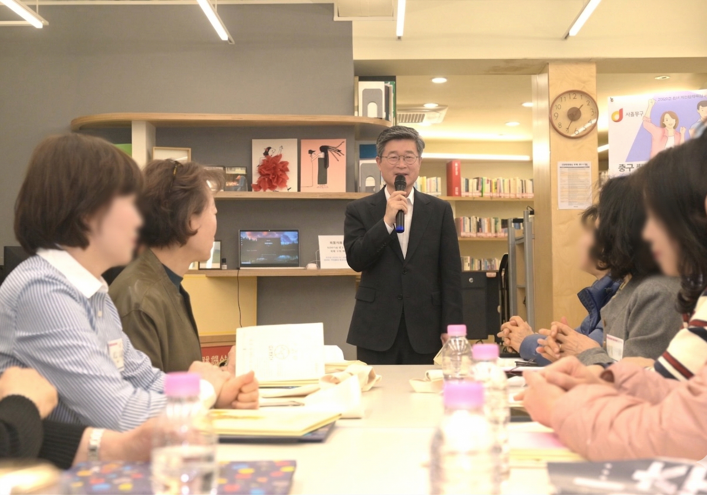 “이 나이에 그림책을?” 중구, ‘시니어 북스타트’로 5060 독서 문화 이끈다 썸네일