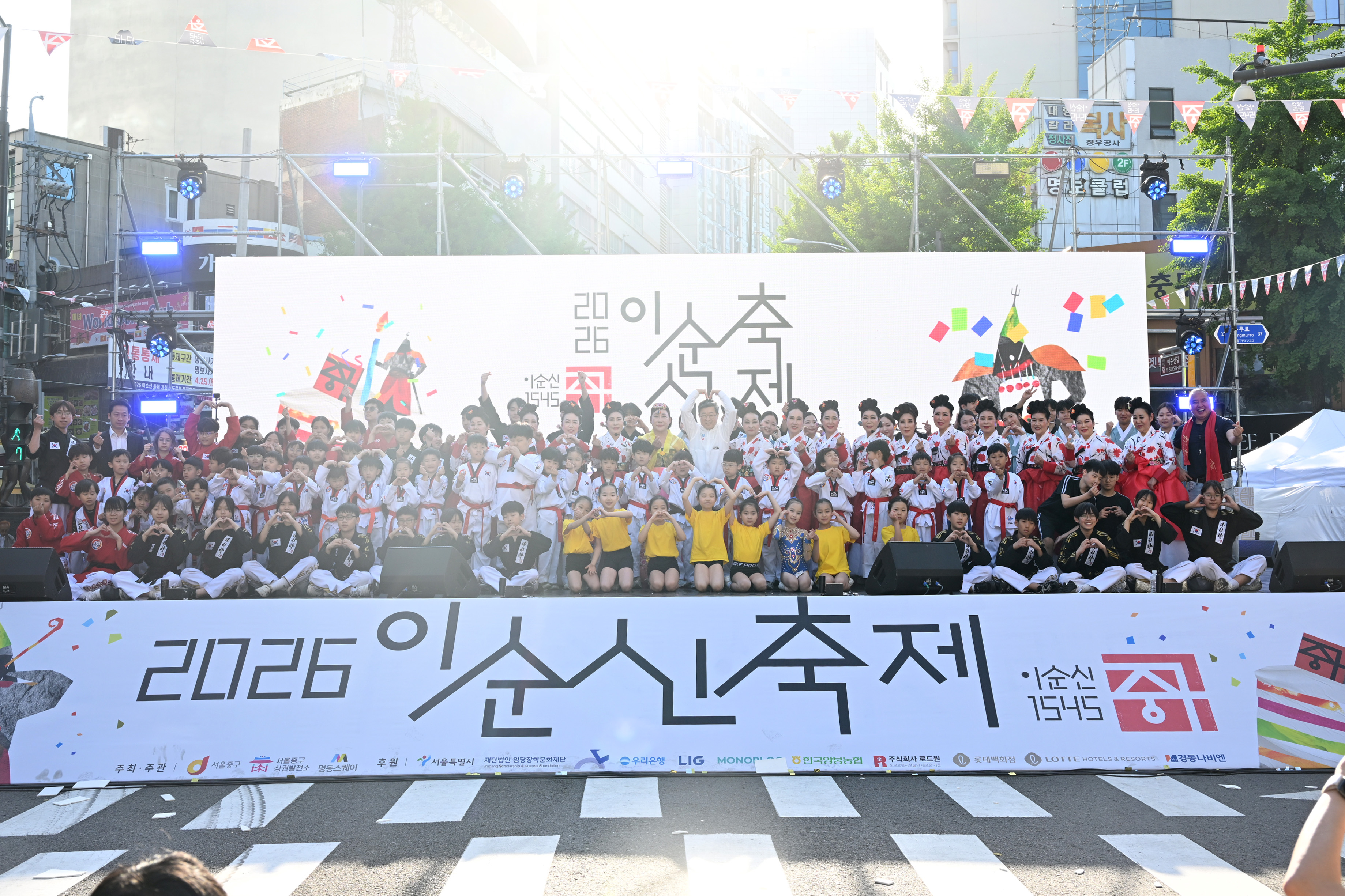 이순신 장군 생일파티에 4만명 몰렸다…2026 이순신 축제 성황 썸네일